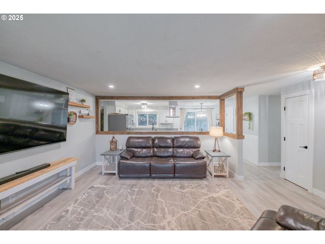 1394 HAYWARD St, Salem, OR 97306