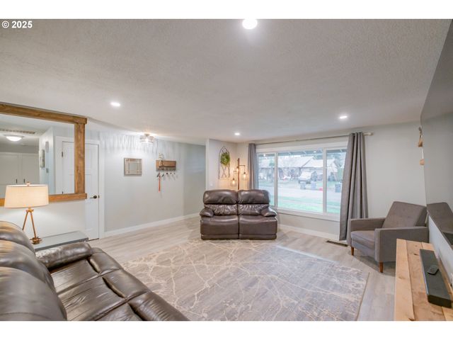 1394 HAYWARD St, Salem, OR 97306