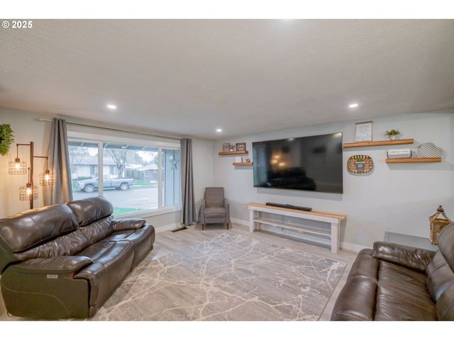 1394 HAYWARD St, Salem, OR 97306