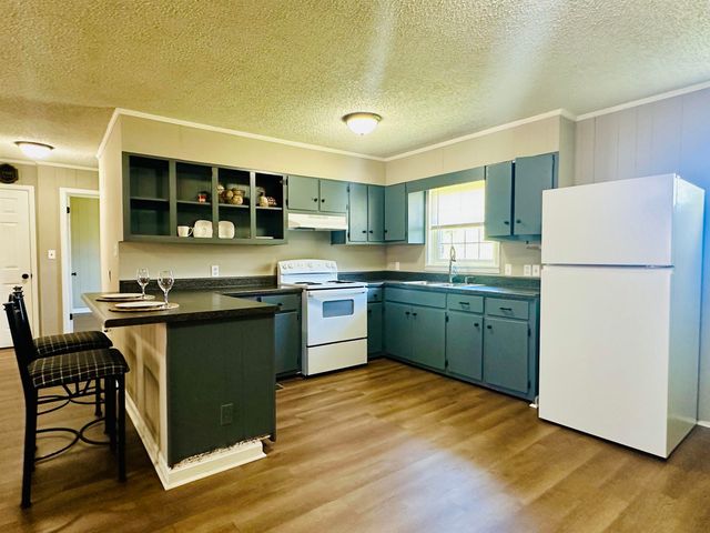 159 HILLHURST DR, Selmer, TN 38375