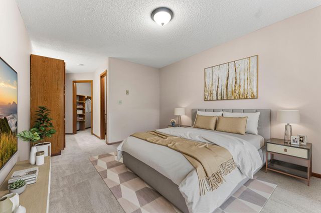 4870 Babcock Trail 312, Inver Grove Heights, MN 55077