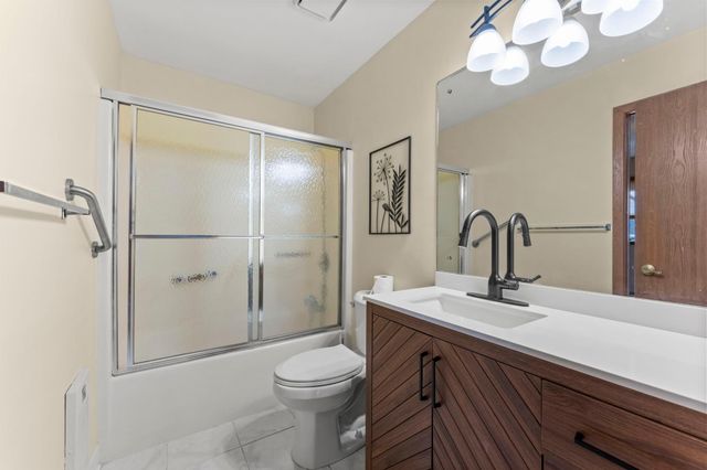 4870 Babcock Trail 312, Inver Grove Heights, MN 55077