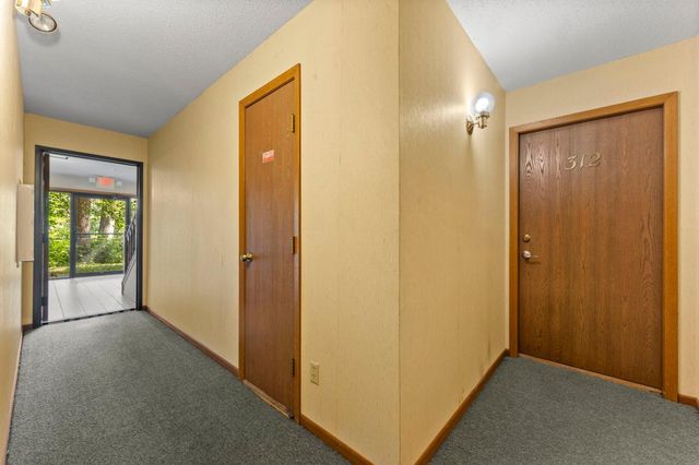 4870 Babcock Trail 312, Inver Grove Heights, MN 55077