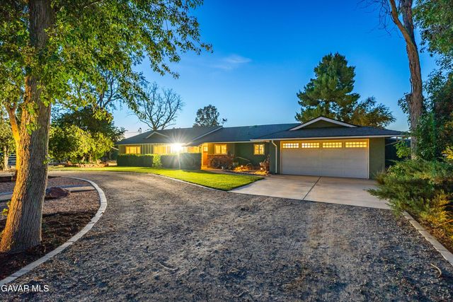 2555 W Avenue M8, Palmdale, CA 93551