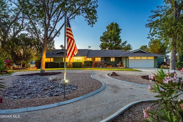 2555 W Avenue M8, Palmdale, CA 93551