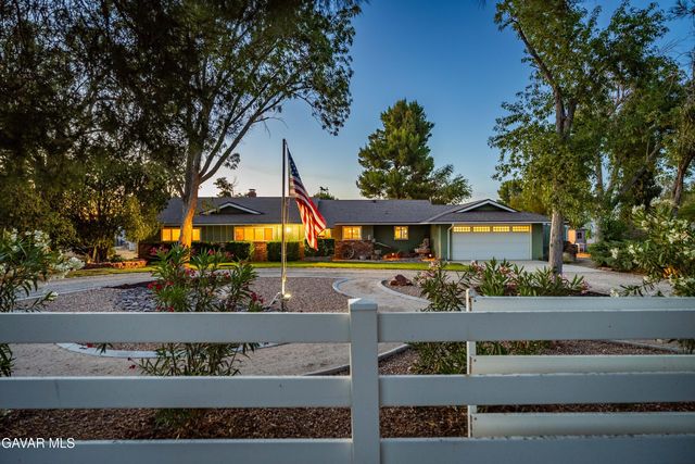 2555 W Avenue M8, Palmdale, CA 93551