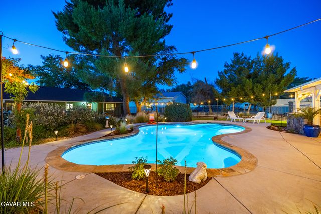 2555 W Avenue M8, Palmdale, CA 93551