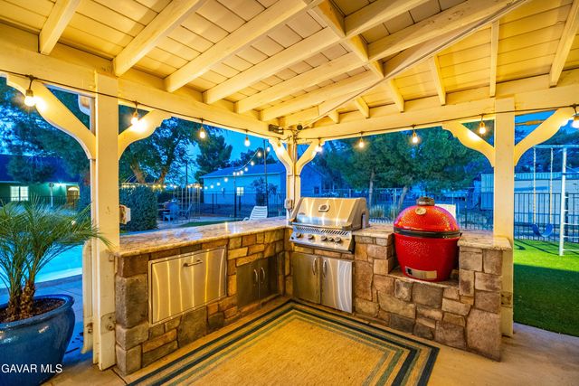 2555 W Avenue M8, Palmdale, CA 93551