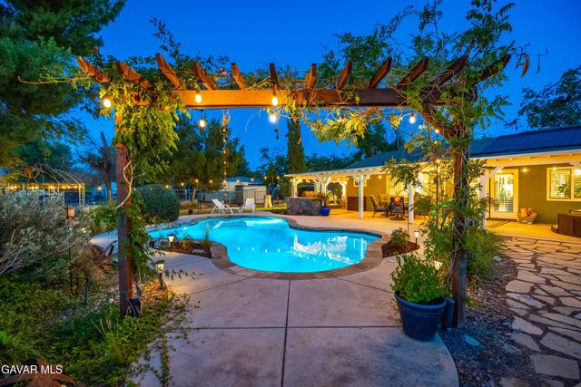 2555 W Avenue M8, Palmdale, CA 93551