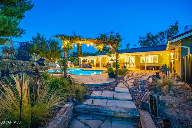 2555 W Avenue M8, Palmdale, CA 93551