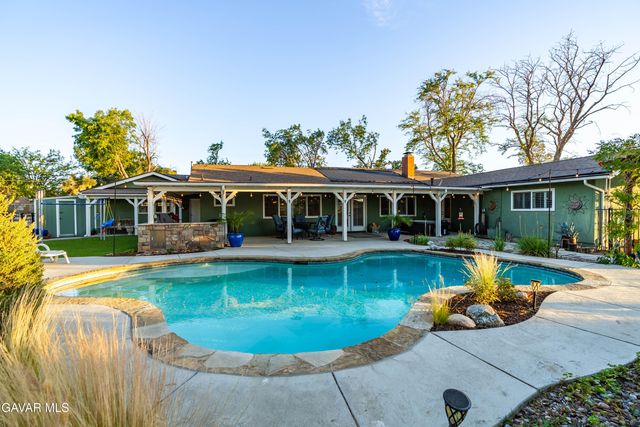 2555 W Avenue M8, Palmdale, CA 93551