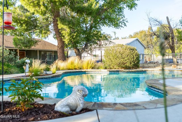 2555 W Avenue M8, Palmdale, CA 93551