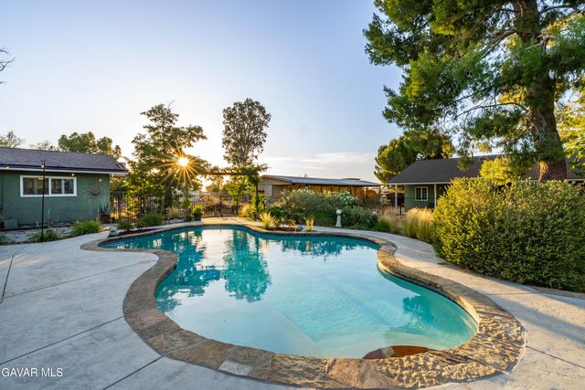 2555 W Avenue M8, Palmdale, CA 93551