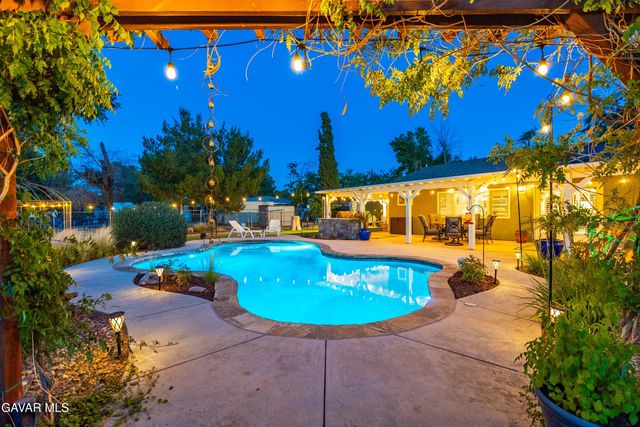 2555 W Avenue M8, Palmdale, CA 93551