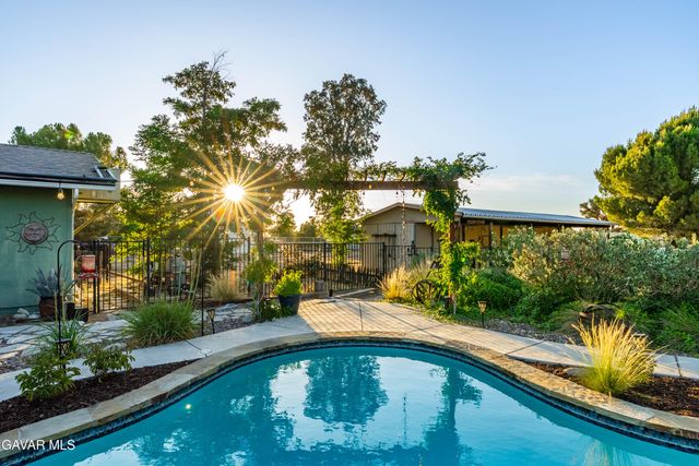 2555 W Avenue M8, Palmdale, CA 93551
