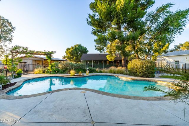 2555 W Avenue M8, Palmdale, CA 93551