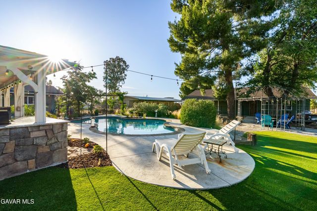 2555 W Avenue M8, Palmdale, CA 93551