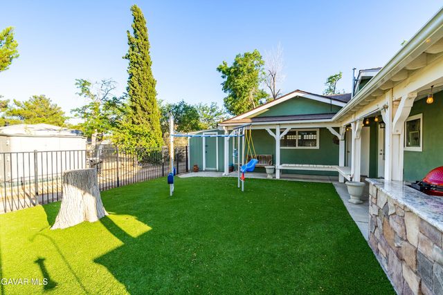 2555 W Avenue M8, Palmdale, CA 93551