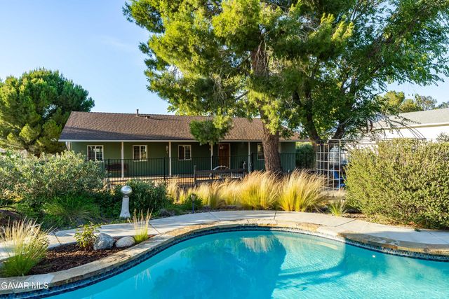 2555 W Avenue M8, Palmdale, CA 93551
