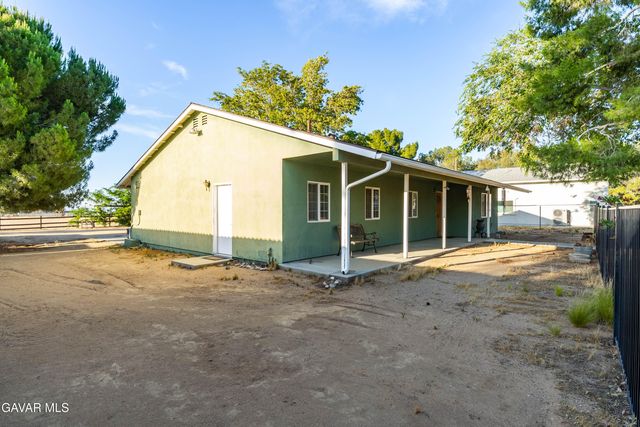 2555 W Avenue M8, Palmdale, CA 93551