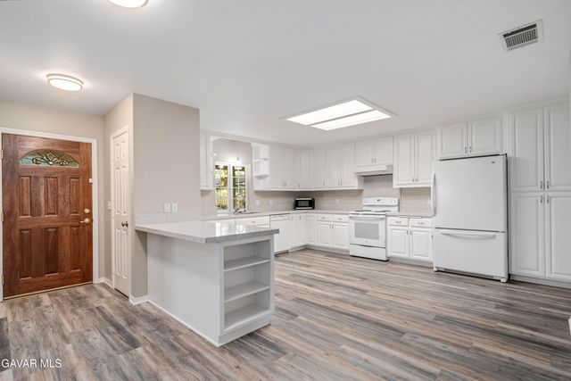 2555 W Avenue M8, Palmdale, CA 93551