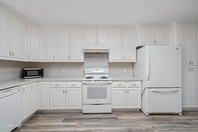 2555 W Avenue M8, Palmdale, CA 93551