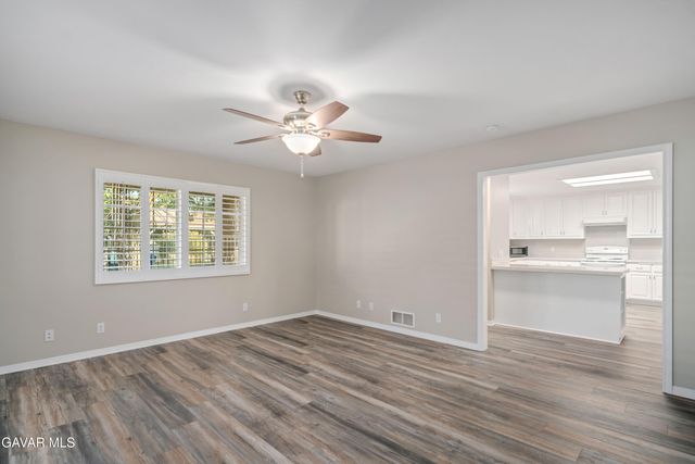 2555 W Avenue M8, Palmdale, CA 93551