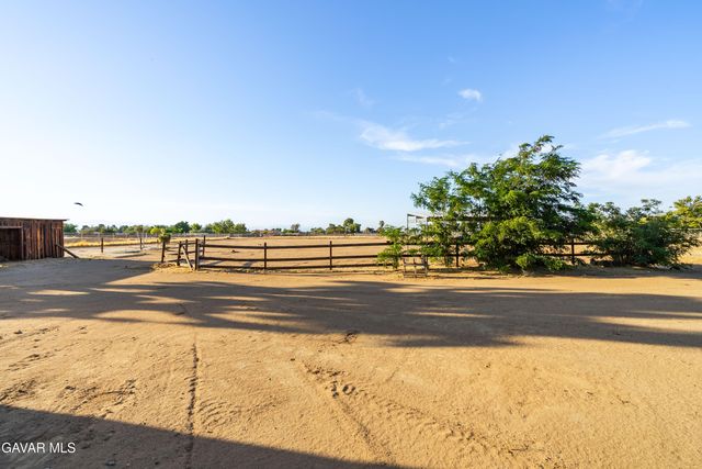 2555 W Avenue M8, Palmdale, CA 93551