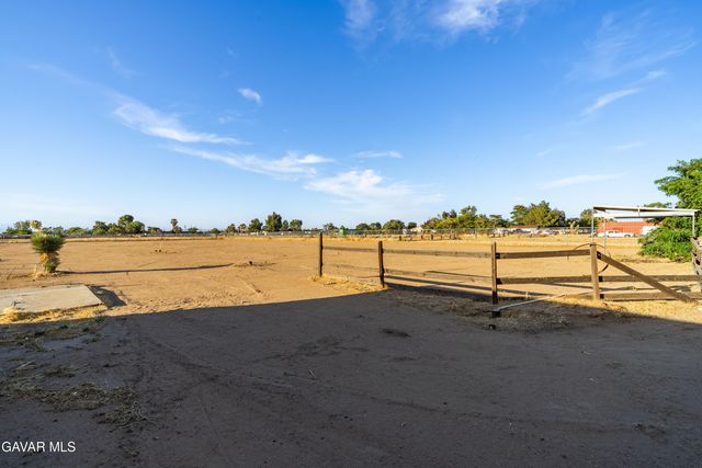 2555 W Avenue M8, Palmdale, CA 93551