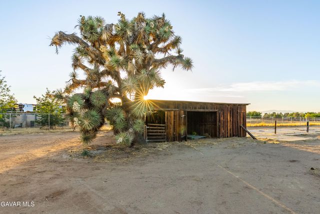2555 W Avenue M8, Palmdale, CA 93551
