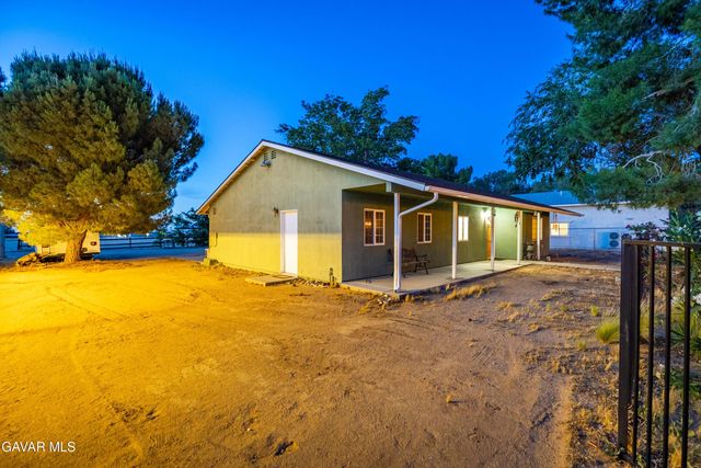 2555 W Avenue M8, Palmdale, CA 93551