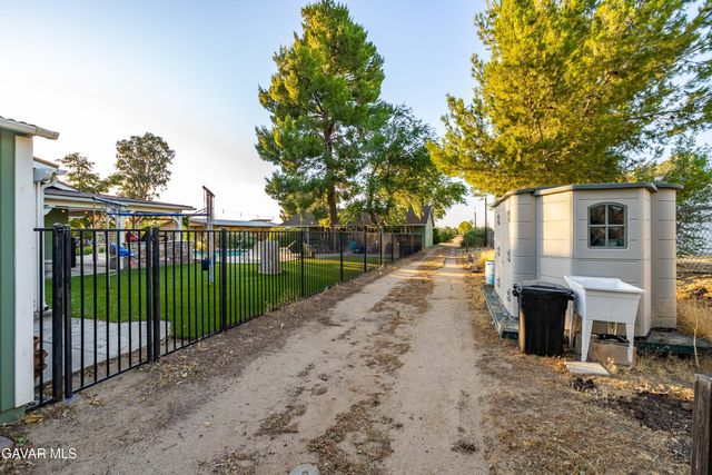2555 W Avenue M8, Palmdale, CA 93551