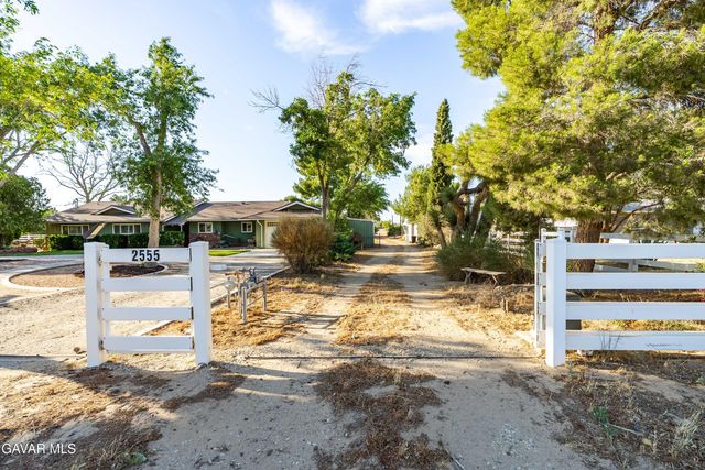 2555 W Avenue M8, Palmdale, CA 93551
