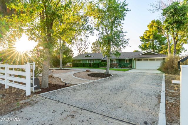 2555 W Avenue M8, Palmdale, CA 93551
