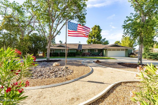 2555 W Avenue M8, Palmdale, CA 93551