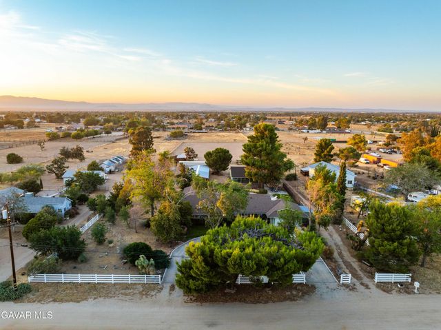 2555 W Avenue M8, Palmdale, CA 93551