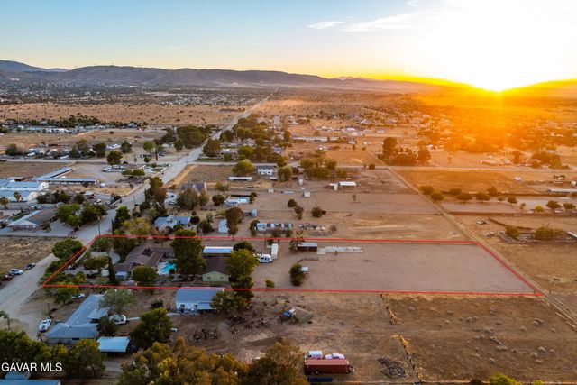 2555 W Avenue M8, Palmdale, CA 93551