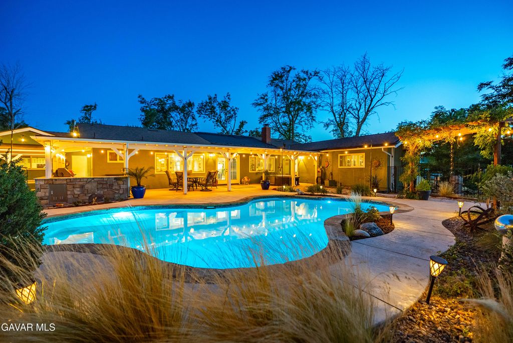 2555 W Avenue M8, Palmdale, CA 93551