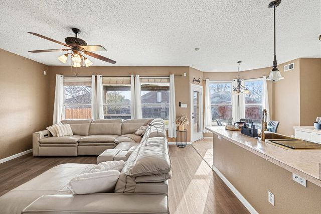 6715 Canyon Creek Drive, Arlington, TX 76001