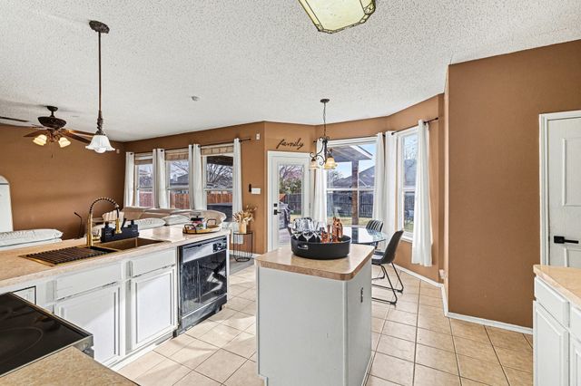 6715 Canyon Creek Drive, Arlington, TX 76001