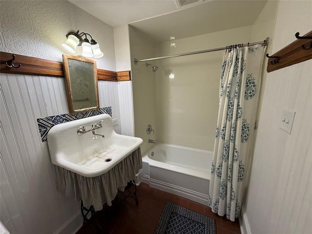 1524 Highland Avenue, Eau Claire, WI 54701