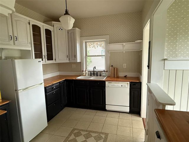 1524 Highland Avenue, Eau Claire, WI 54701
