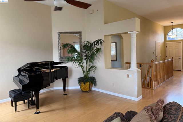 8051 Canyon Creek Cir, Pleasanton, CA 94588