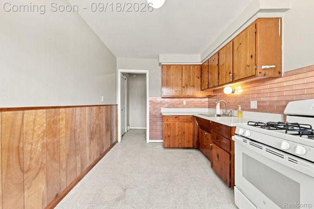 22434 Hillock Avenue, Warren, MI 48089