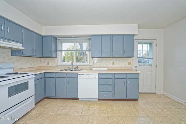 34 Commodore Street, Colonie, NY 12205