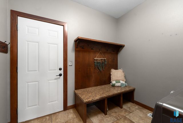 8608 S Carver Cir Circle, Sioux Falls, SD 57108