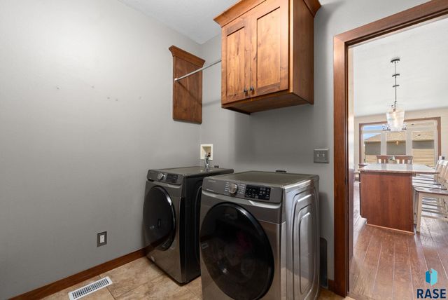 8608 S Carver Cir Circle, Sioux Falls, SD 57108