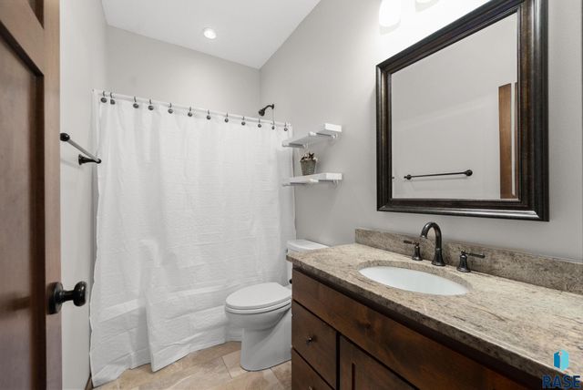 8608 S Carver Cir Circle, Sioux Falls, SD 57108