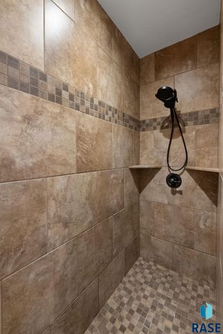 8608 S Carver Cir Circle, Sioux Falls, SD 57108