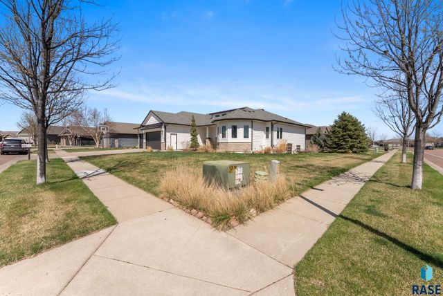 8608 S Carver Cir Circle, Sioux Falls, SD 57108